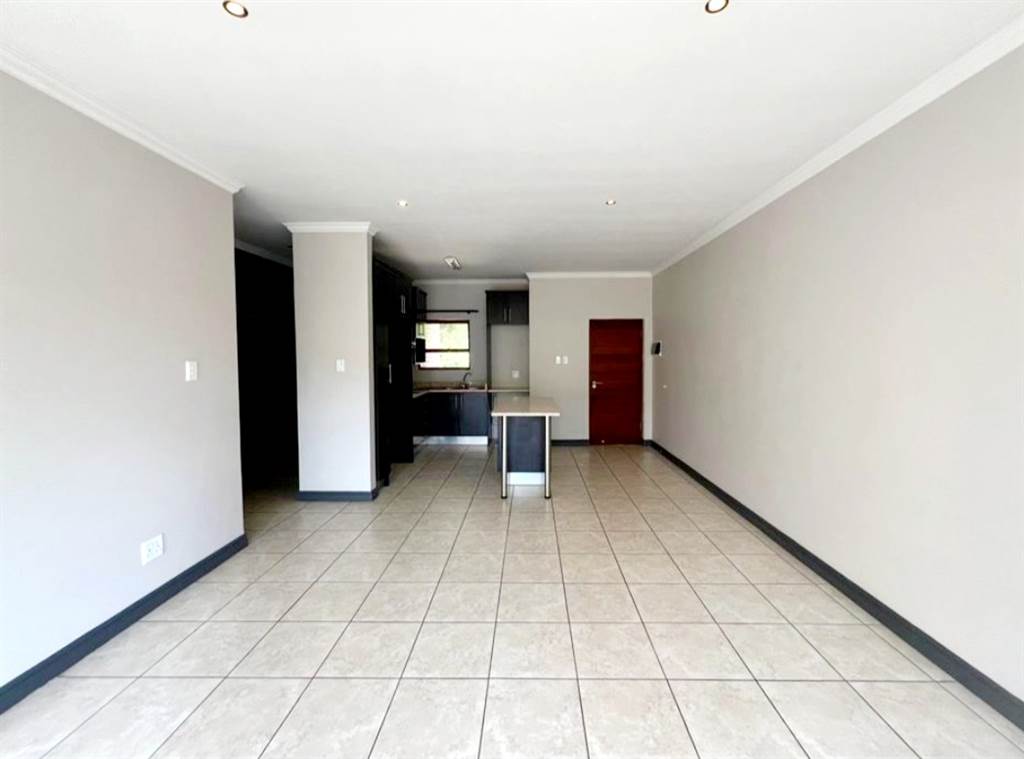 2 Bed Apartment in Pretorius Park photo number 1