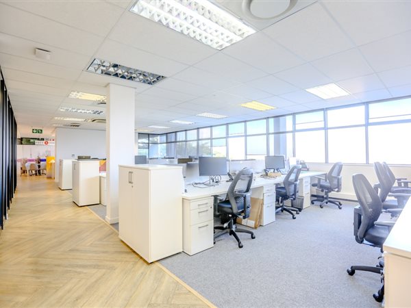 689  m² Commercial space