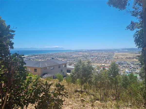777 m² Land available in Mountainside