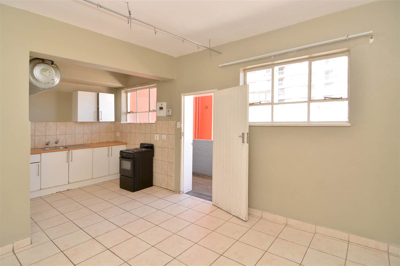 2 Bed Apartment in Hillbrow photo number 2
