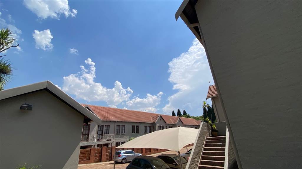 1 Bed Apartment in Saxonwold photo number 12