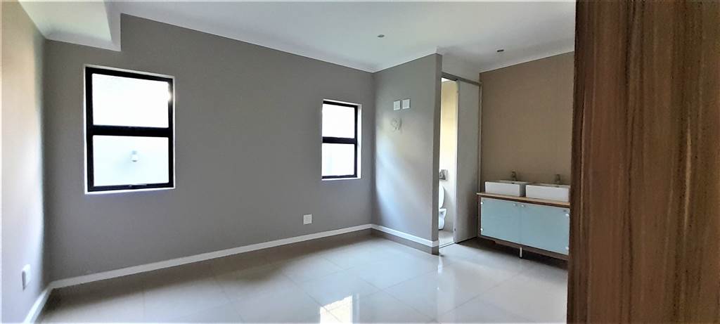 2 Bed Apartment in Musgrave photo number 3