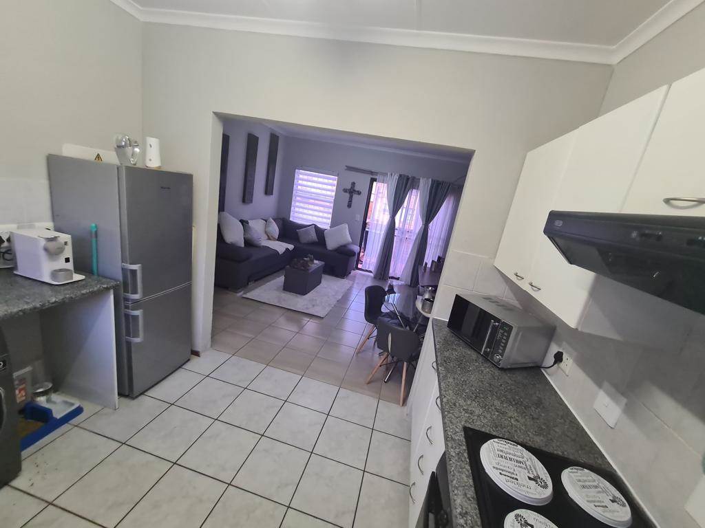 2 Bed Apartment in Wilgeheuwel photo number 6