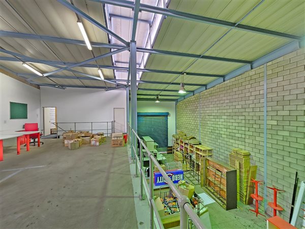 271  m² Industrial space in Strydompark