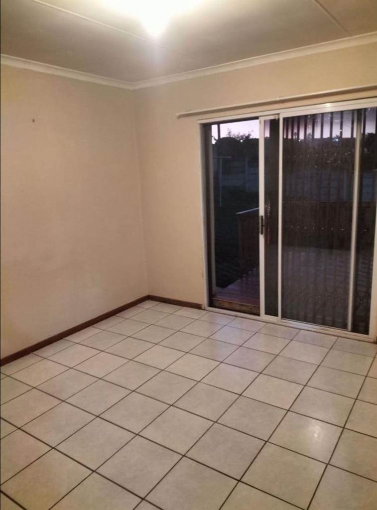 2 Bed House in Scheepers Heights photo number 8