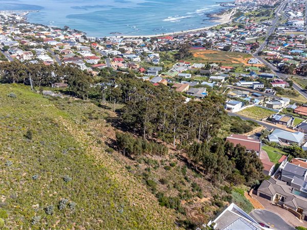 1371 m² Land available in Gordons Bay Central