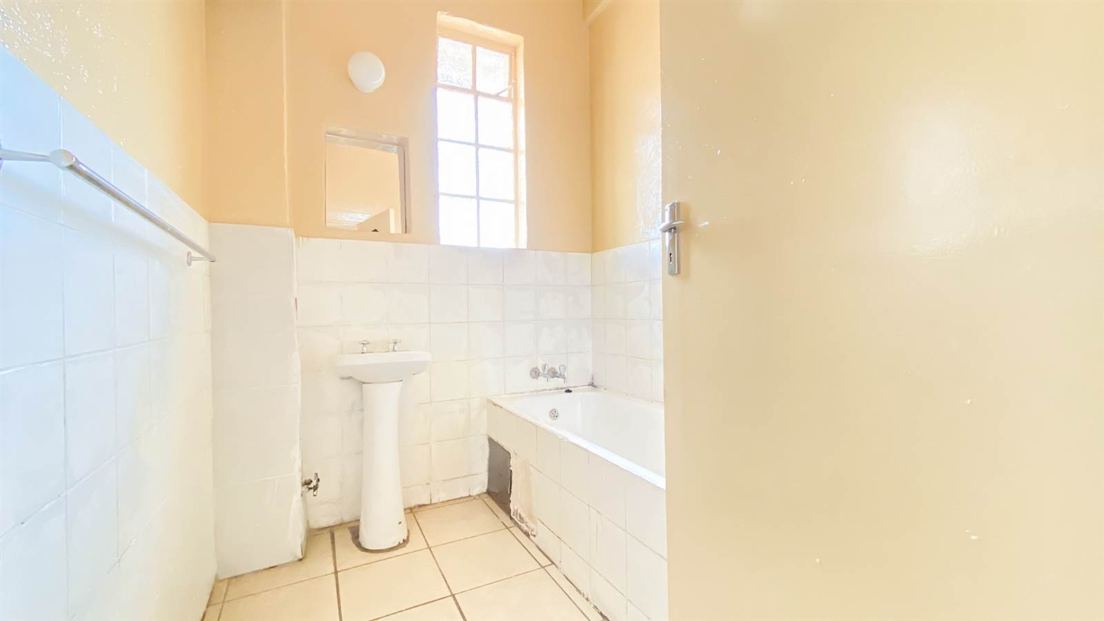 2 Bed Apartment in Yeoville photo number 19