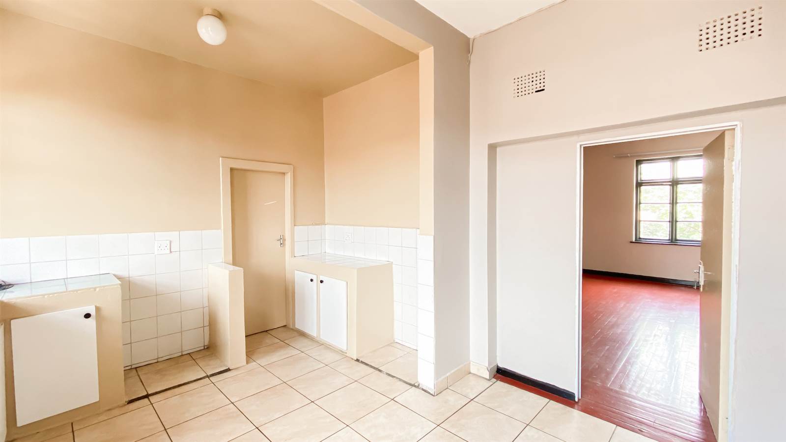 2 Bed Apartment in Yeoville photo number 7