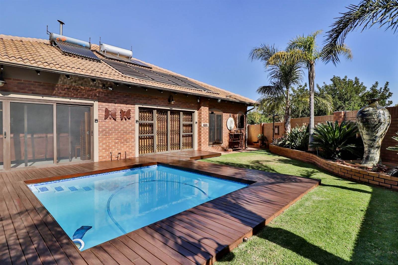 6 Bed House in Wilkoppies photo number 3
