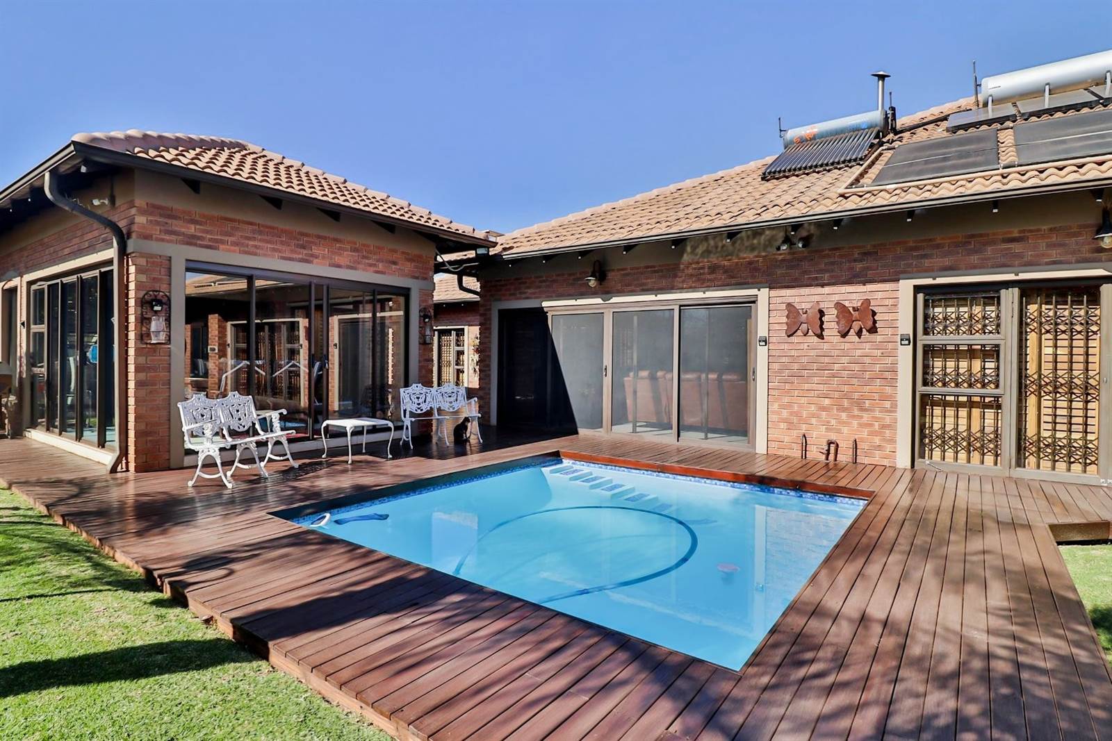 6 Bed House in Wilkoppies photo number 2
