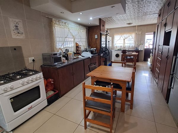 4 Bed House in Universitas