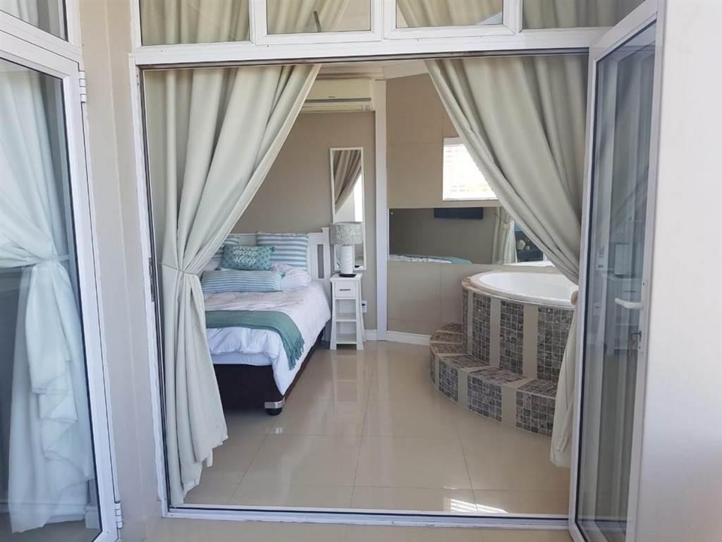 2 Bed Apartment in Umdloti Beach photo number 17