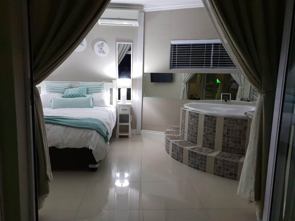 2 Bed Apartment in Umdloti Beach photo number 3
