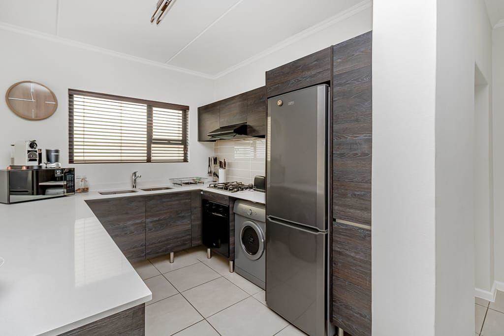 2 Bed Apartment in Olivedale photo number 6