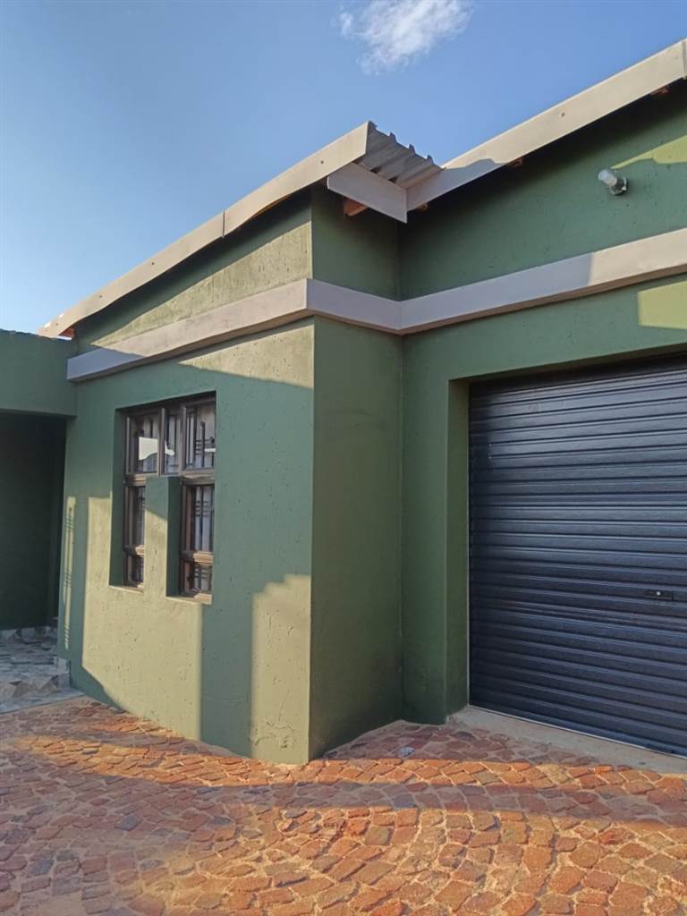 3 Bed House in Mohlakeng photo number 1