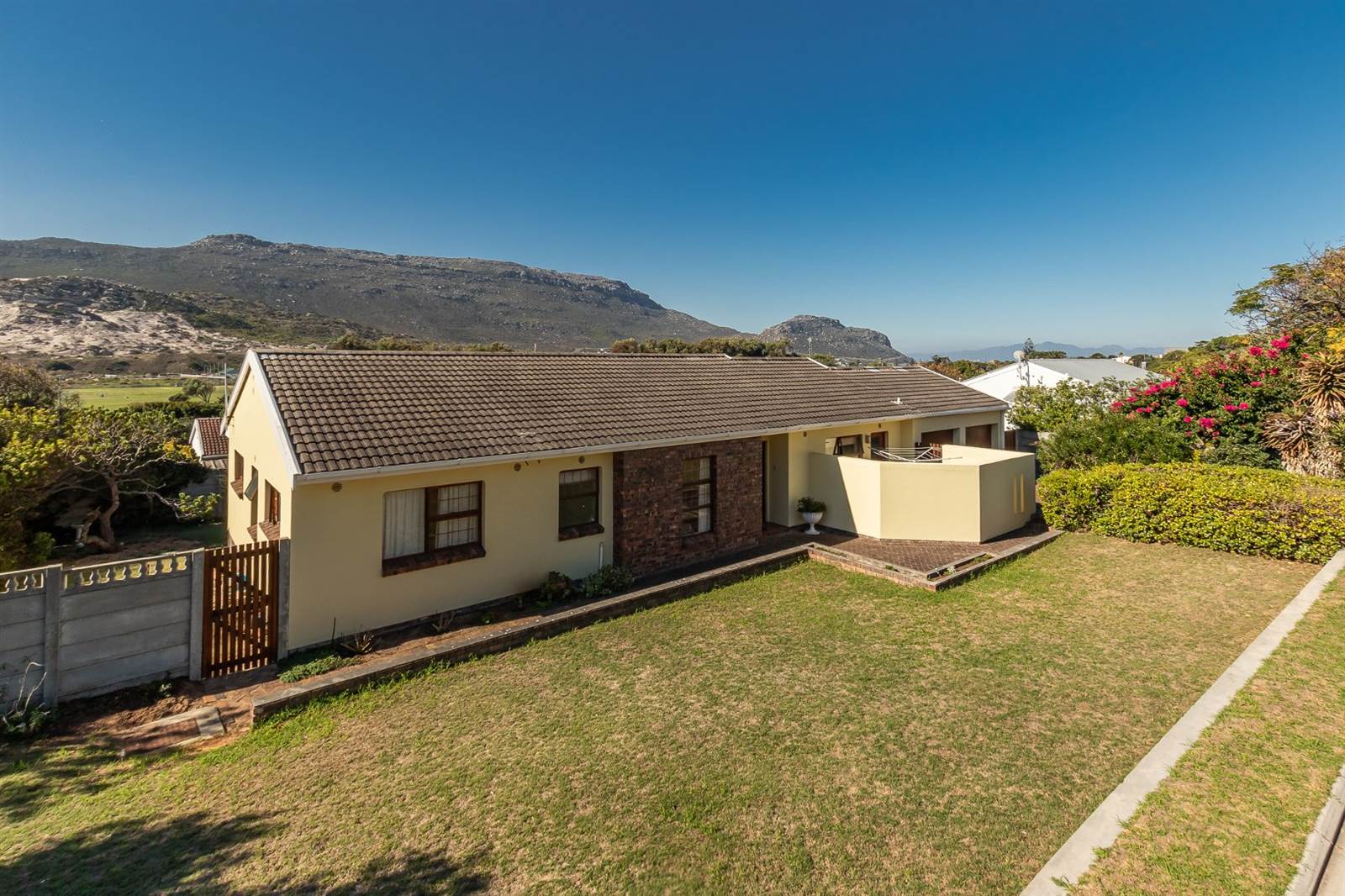 4 Bed House in Fish Hoek photo number 2