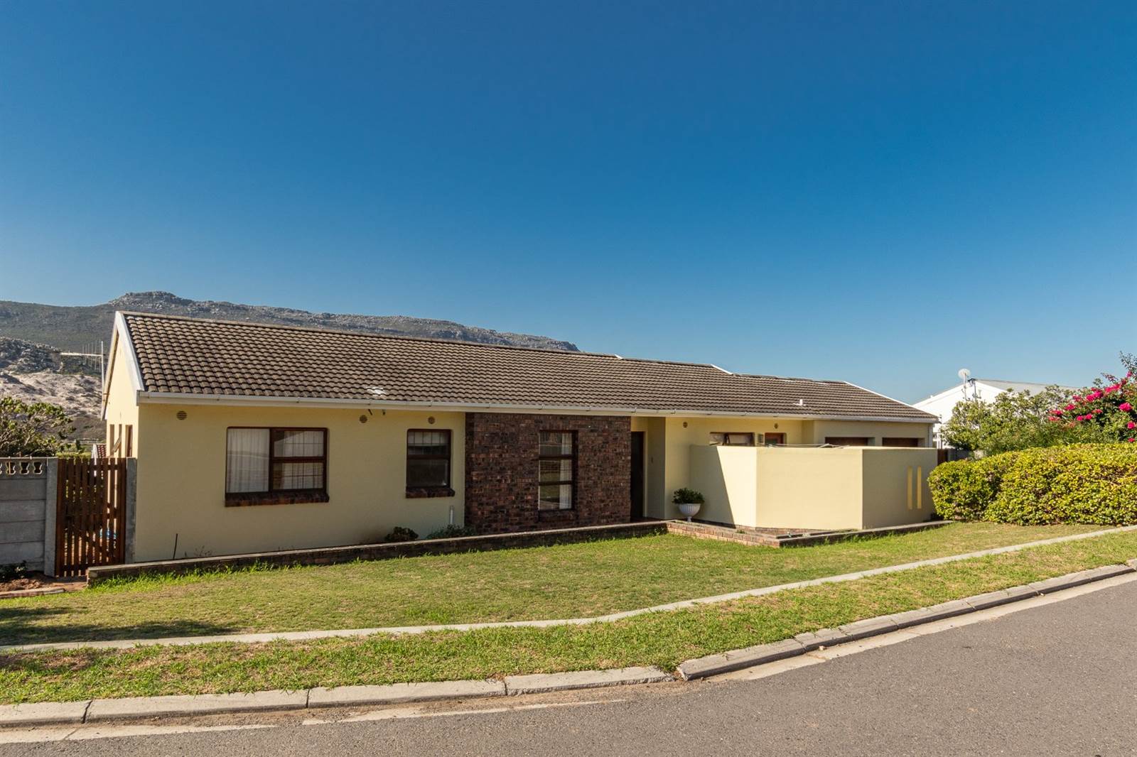 4 Bed House in Fish Hoek photo number 3