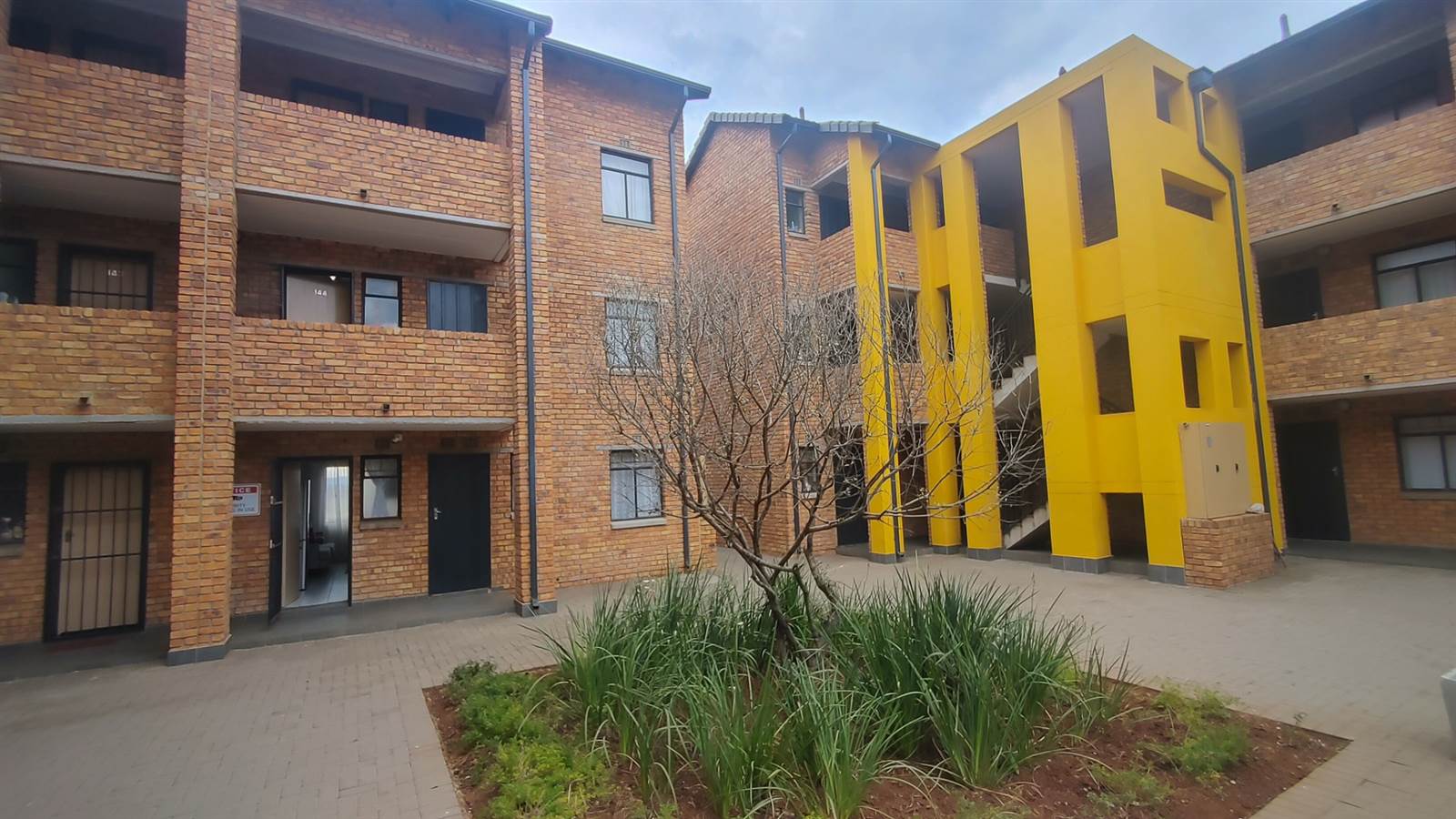 1 Bed Apartment in Germiston Central photo number 4