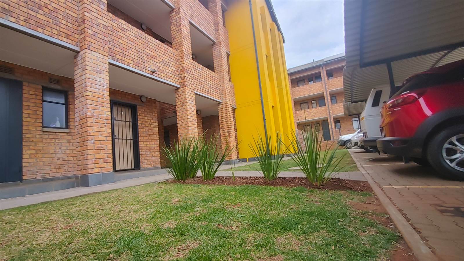 1 Bed Apartment in Germiston Central photo number 5