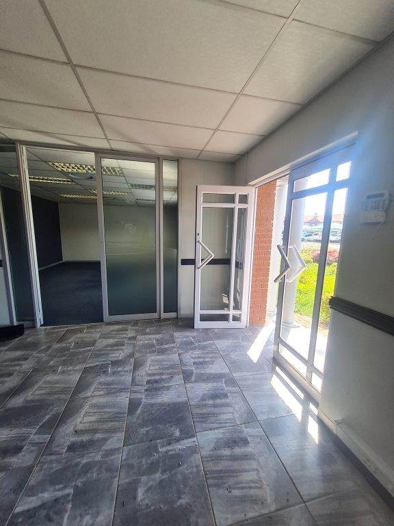 280  m² Office Space in Centurion CBD photo number 4