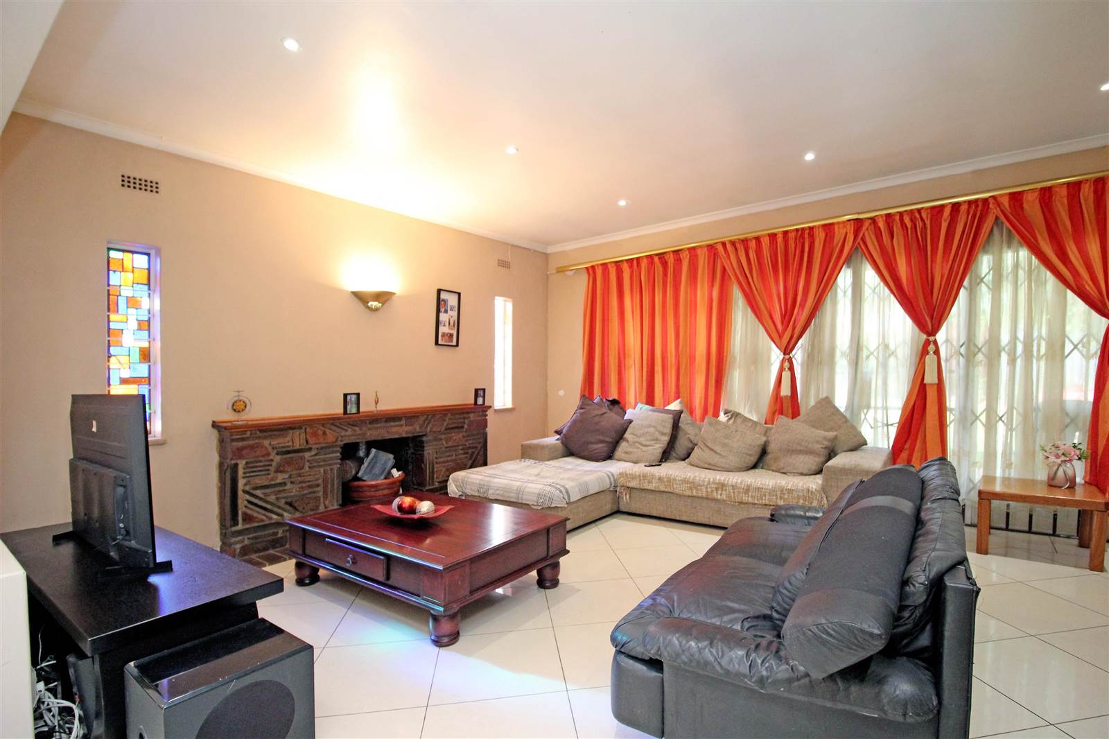 5 Bed House in Bramley View photo number 9