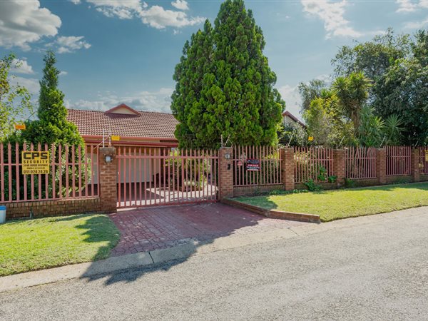 4 Bedroom House 4 Bedroom House