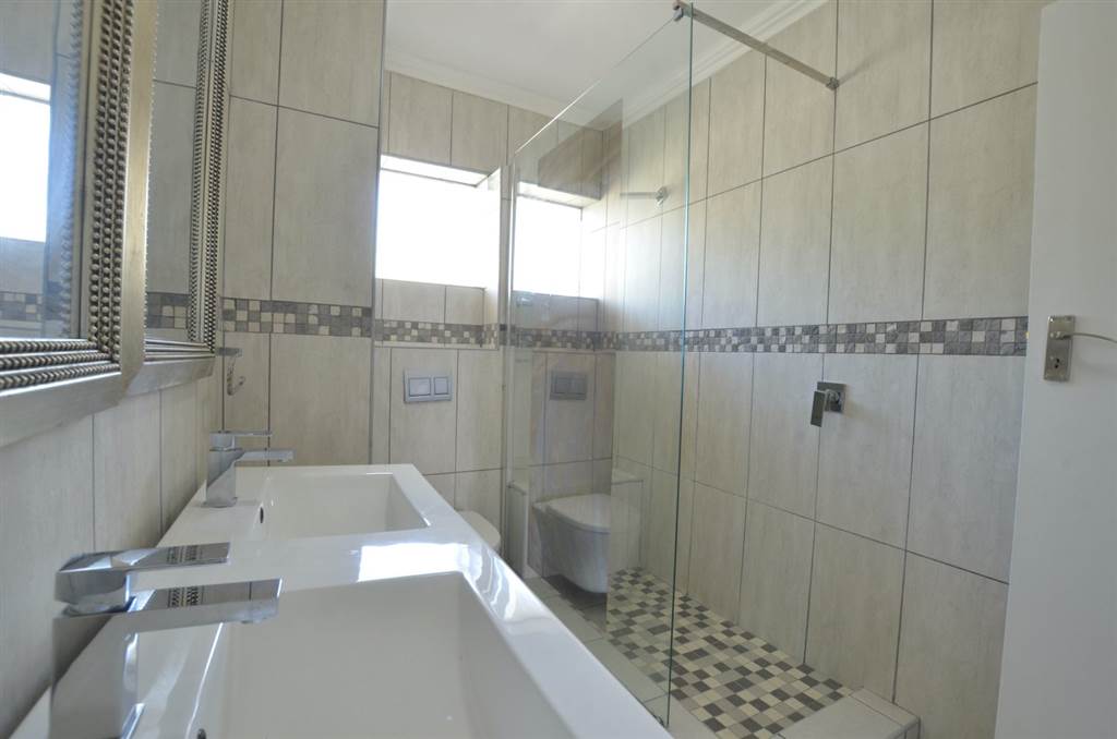 2 Bed Apartment in Wynberg Upper photo number 15