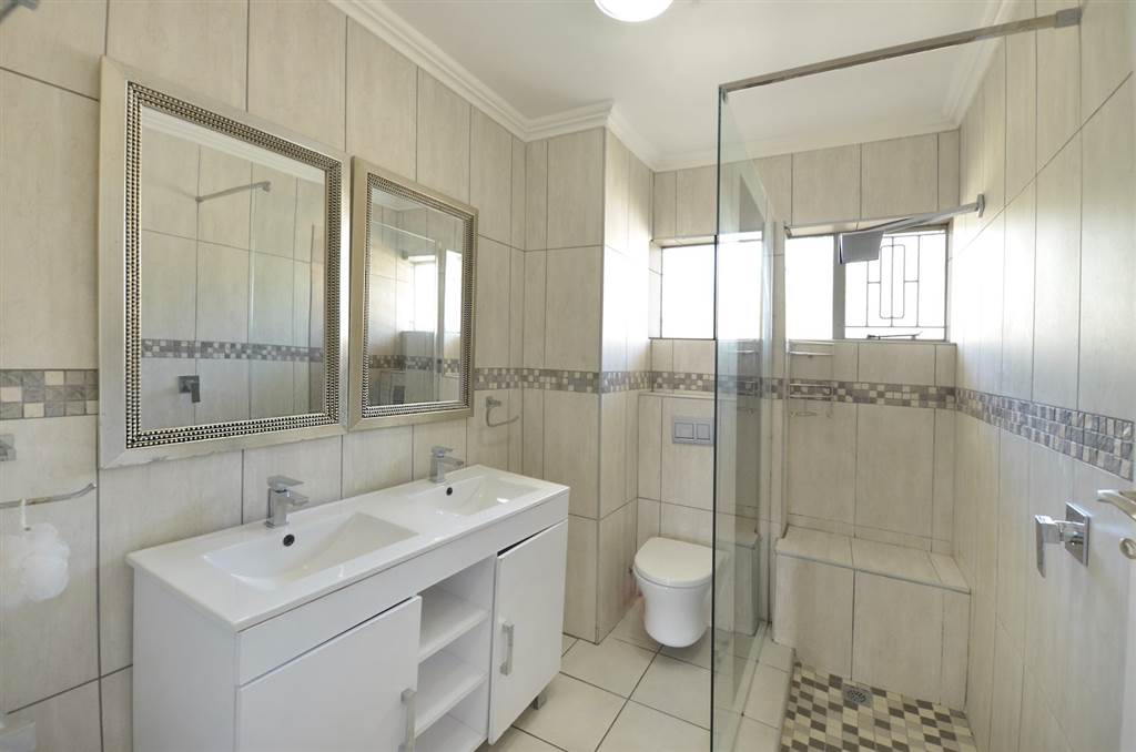 2 Bed Apartment in Wynberg Upper photo number 11