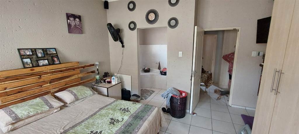3 Bed Townhouse in Trichardt photo number 12