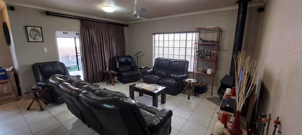 3 Bed Townhouse in Trichardt photo number 3