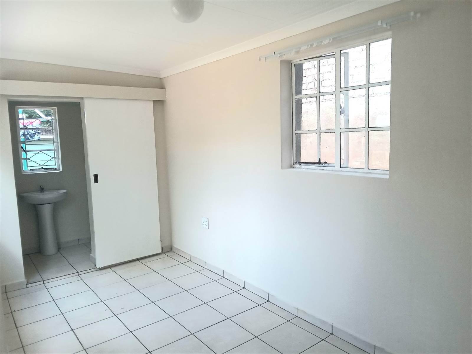 1 Bed Apartment in Melville photo number 3