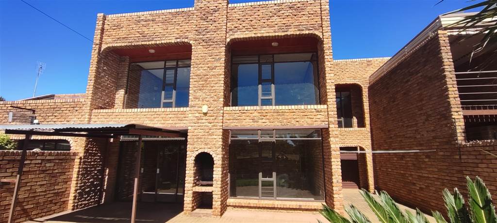 3 Bed Townhouse in Wilkoppies photo number 1