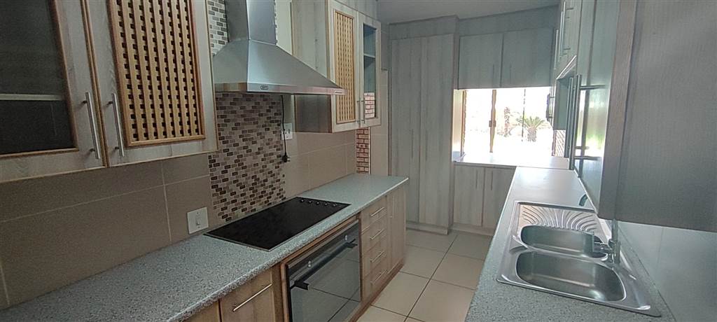 3 Bed Townhouse in Wilkoppies photo number 5