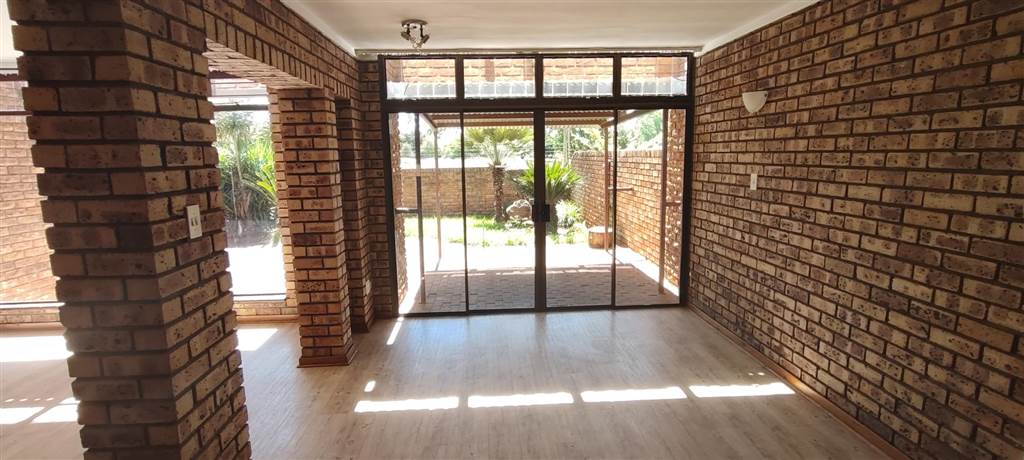3 Bed Townhouse in Wilkoppies photo number 7