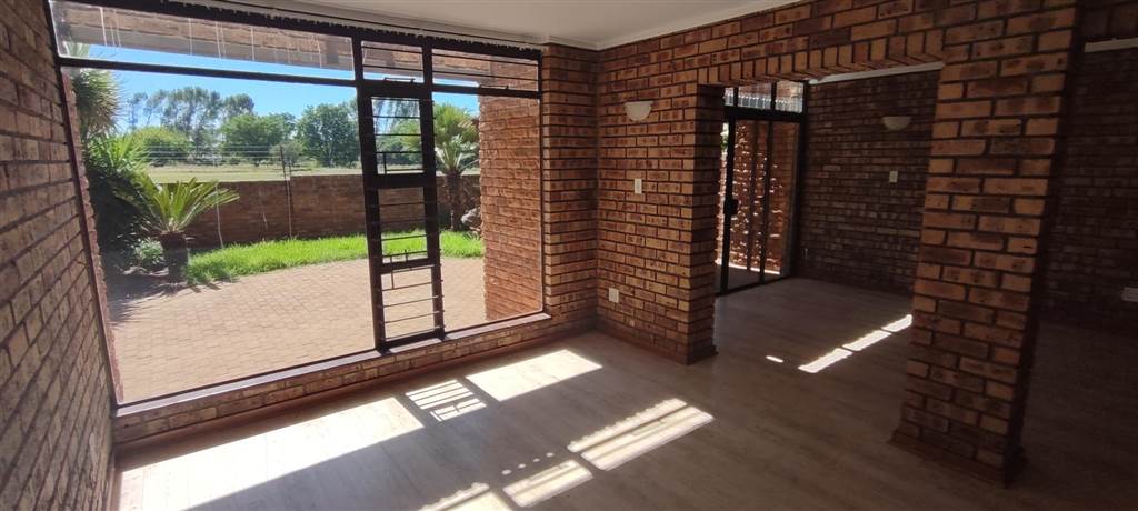 3 Bed Townhouse in Wilkoppies photo number 9