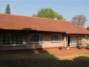 3 Bed House in Highway Gardens