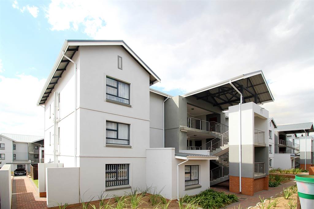 2 Bed Apartment in Modderfontein photo number 17