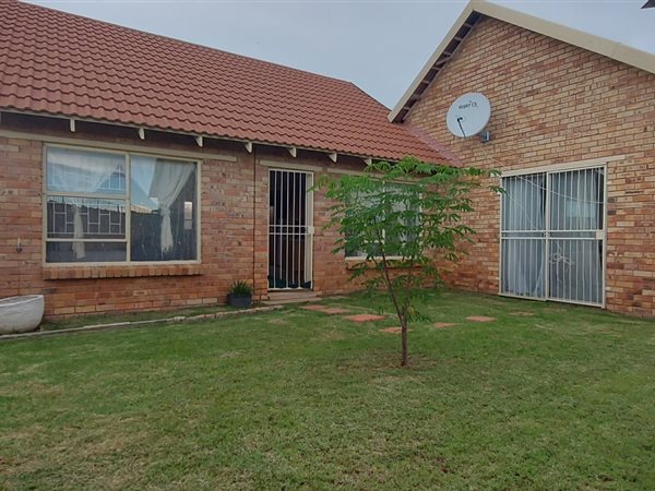 2 Bed Townhouse in Roodewal and surrounds