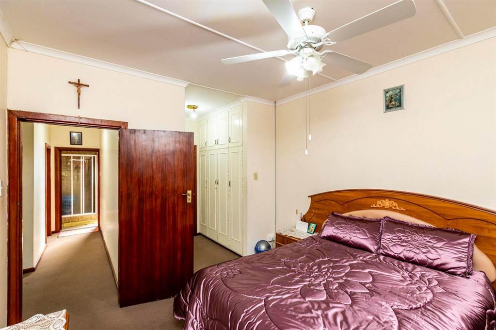 3 Bed Townhouse in Southernwood photo number 12