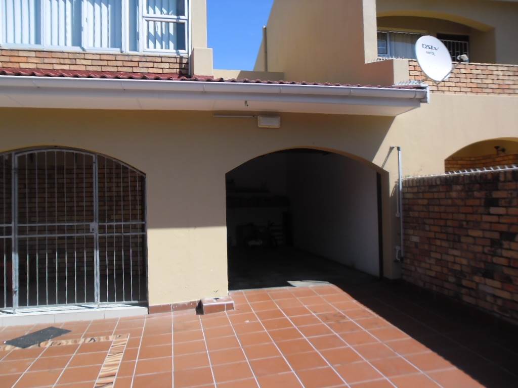 3 Bed Townhouse in Southernwood photo number 3
