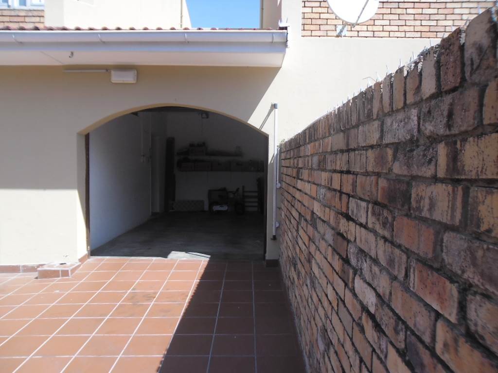 3 Bed Townhouse in Southernwood photo number 5