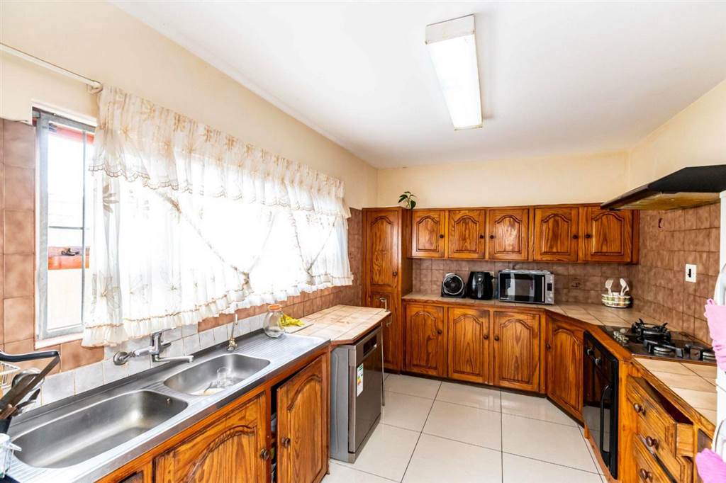 3 Bed Townhouse in Southernwood photo number 11