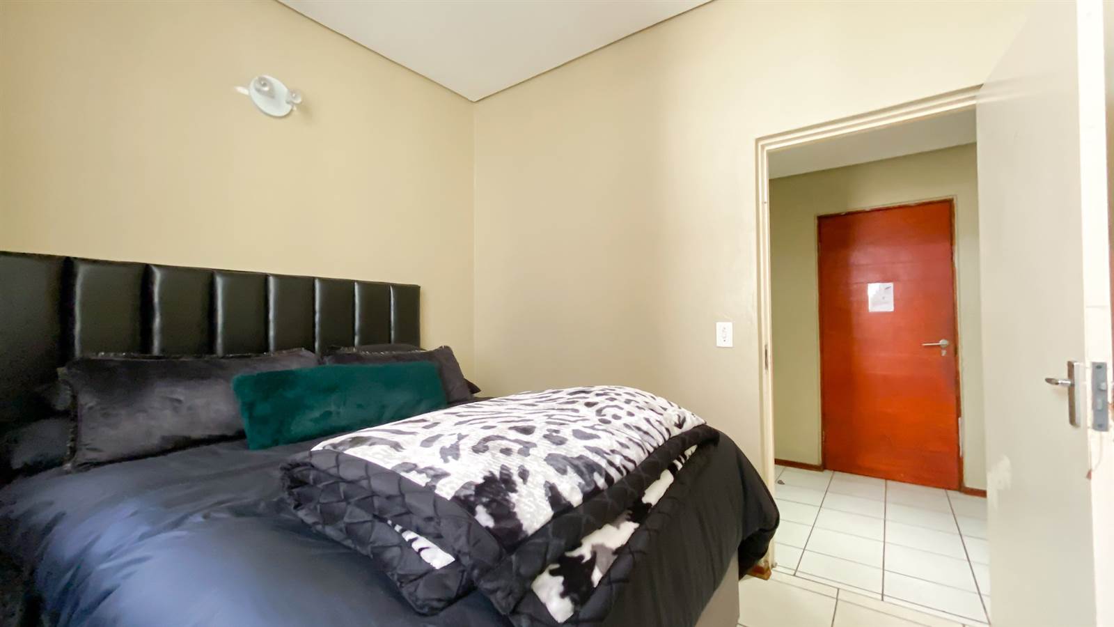 1.5 Bed Apartment in Braamfontein photo number 10