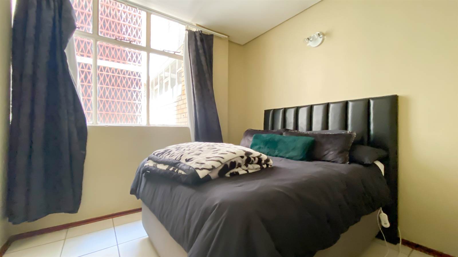 1.5 Bed Apartment in Braamfontein photo number 9