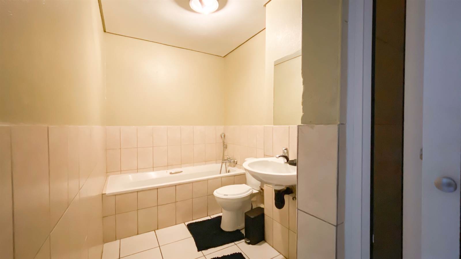 1.5 Bed Apartment in Braamfontein photo number 12