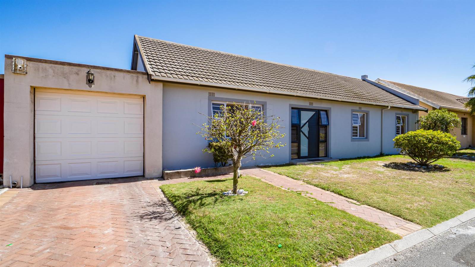 4 Bed House in Mitchells Plain photo number 2