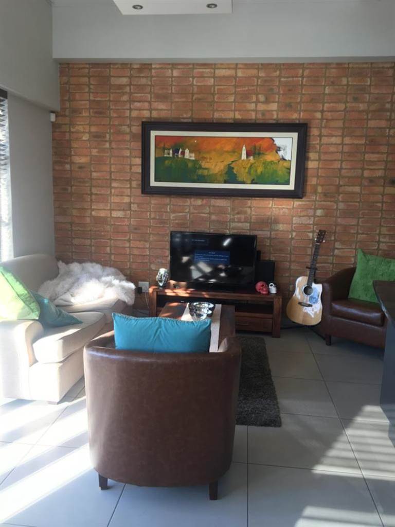 2 Bed Apartment in Waterkloof photo number 8