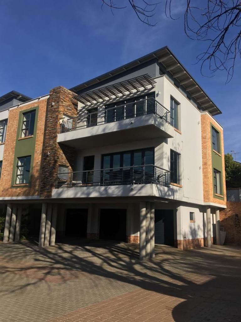 2 Bed Apartment in Waterkloof photo number 3