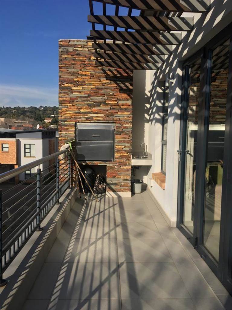 2 Bed Apartment in Waterkloof photo number 17