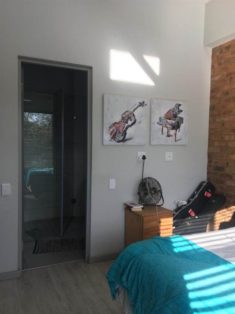 2 Bed Apartment in Waterkloof photo number 12